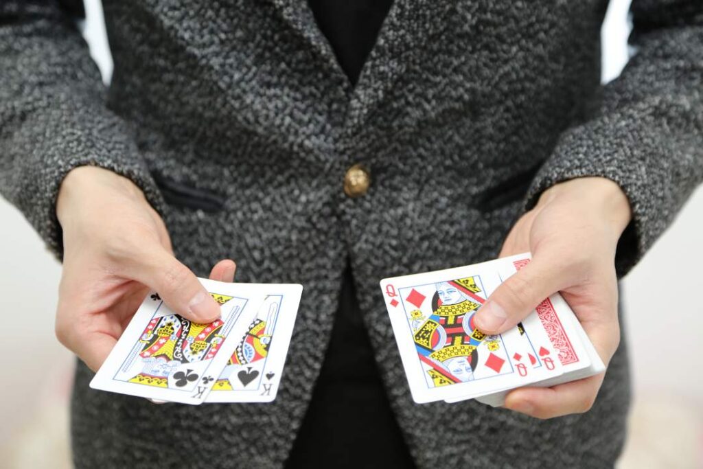 【トランプマジックで差をつける方法】かっこいいダブルリフトのやり方を解説。