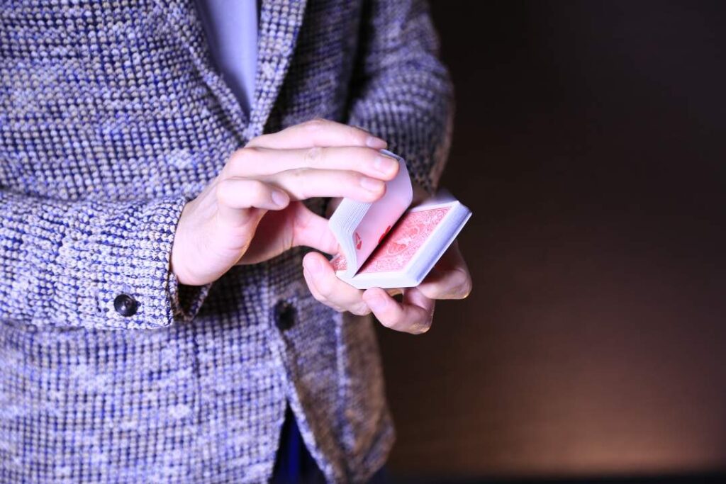 【ヤバいくらい驚かせる方法】マジック・手品で使える心理テクニックを大公開