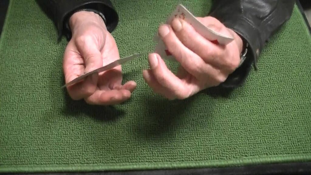 1枚のカードを見せずにカウントする仕方（カードマジック技法）