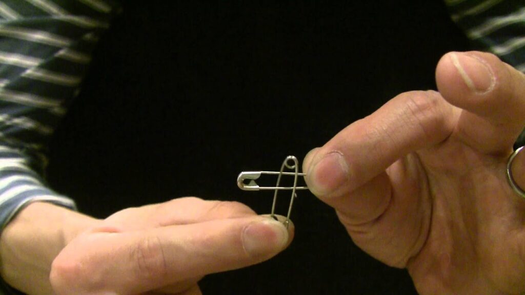 【マジック】安全ピン貫通マジック（種明かし有り）　Safety pin penetration magic（There is the revealing of a secret）