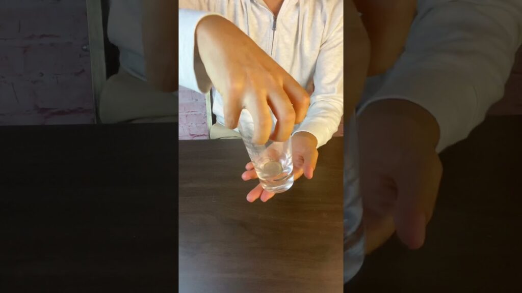 【1分種明かし】コインがグラスを貫通するマジック