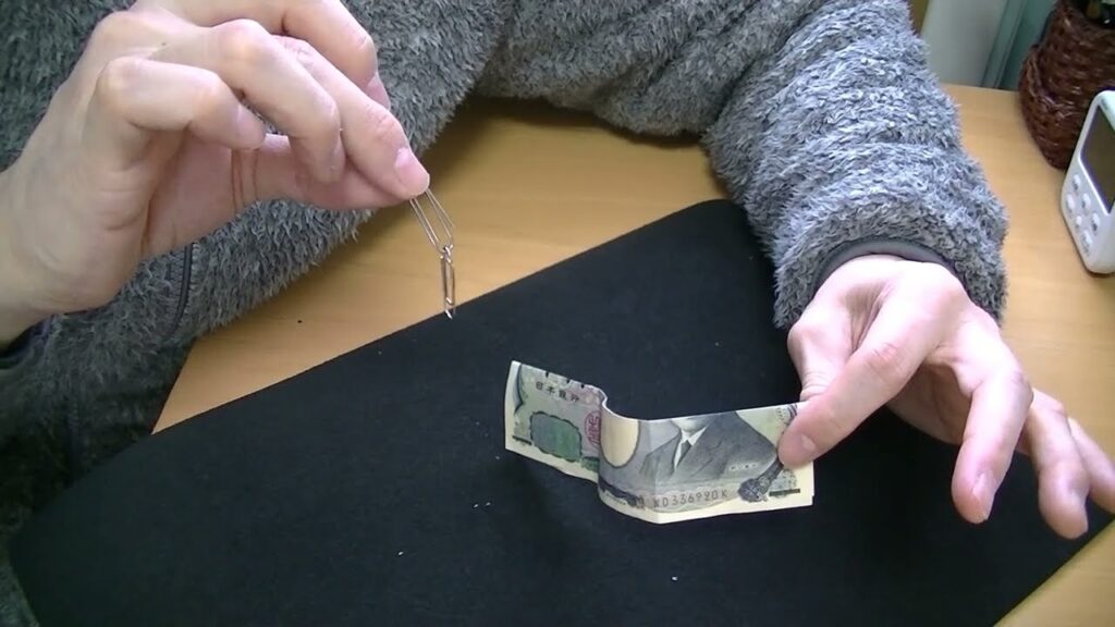 クリップがつながるマジック 　お札とクリップの手品の種明かし