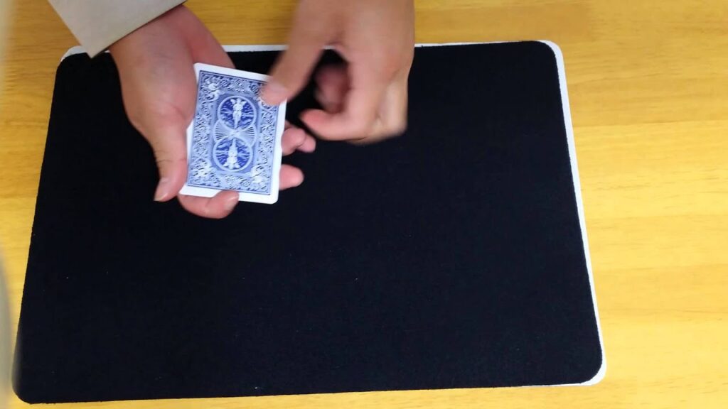 カード(トランプ)の裏の色が変わる(赤➡青➡赤)